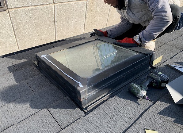 天窓修理　③板金を設置 